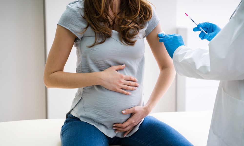 Schwangere Frau beim Impfen
