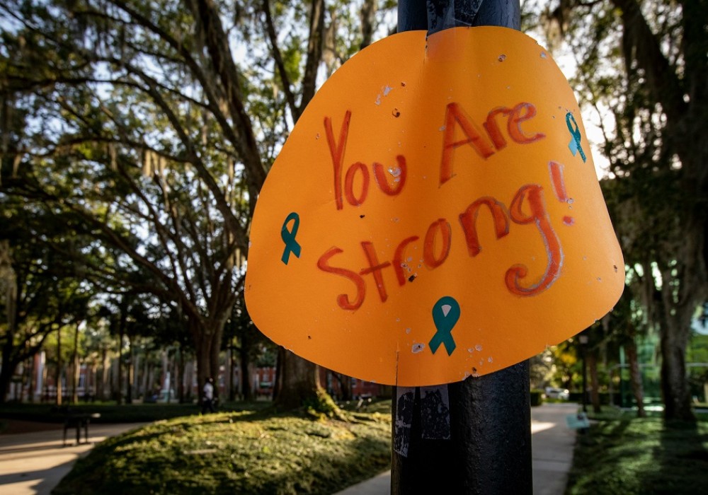 Schild an Laternenpfahl mit motivierendem Spruch - You are strong 