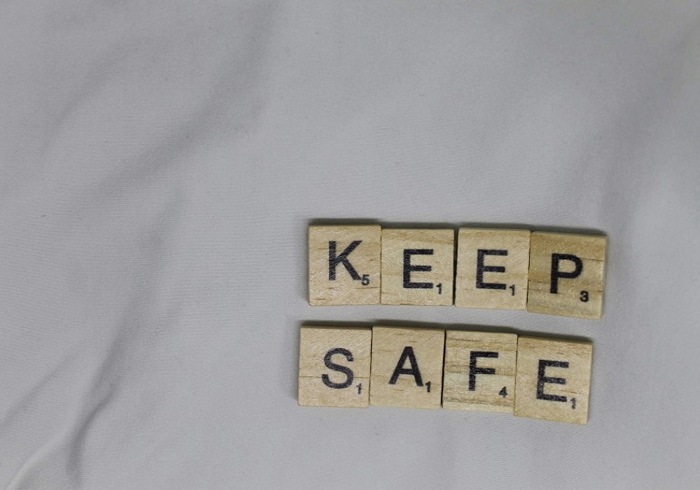 Mittels Scrabble-Steinen liegt Keep Safe ausgeschrieben da